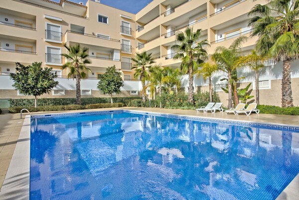 Lagos Palm Tree 1 With Pool By Homing - Lagos