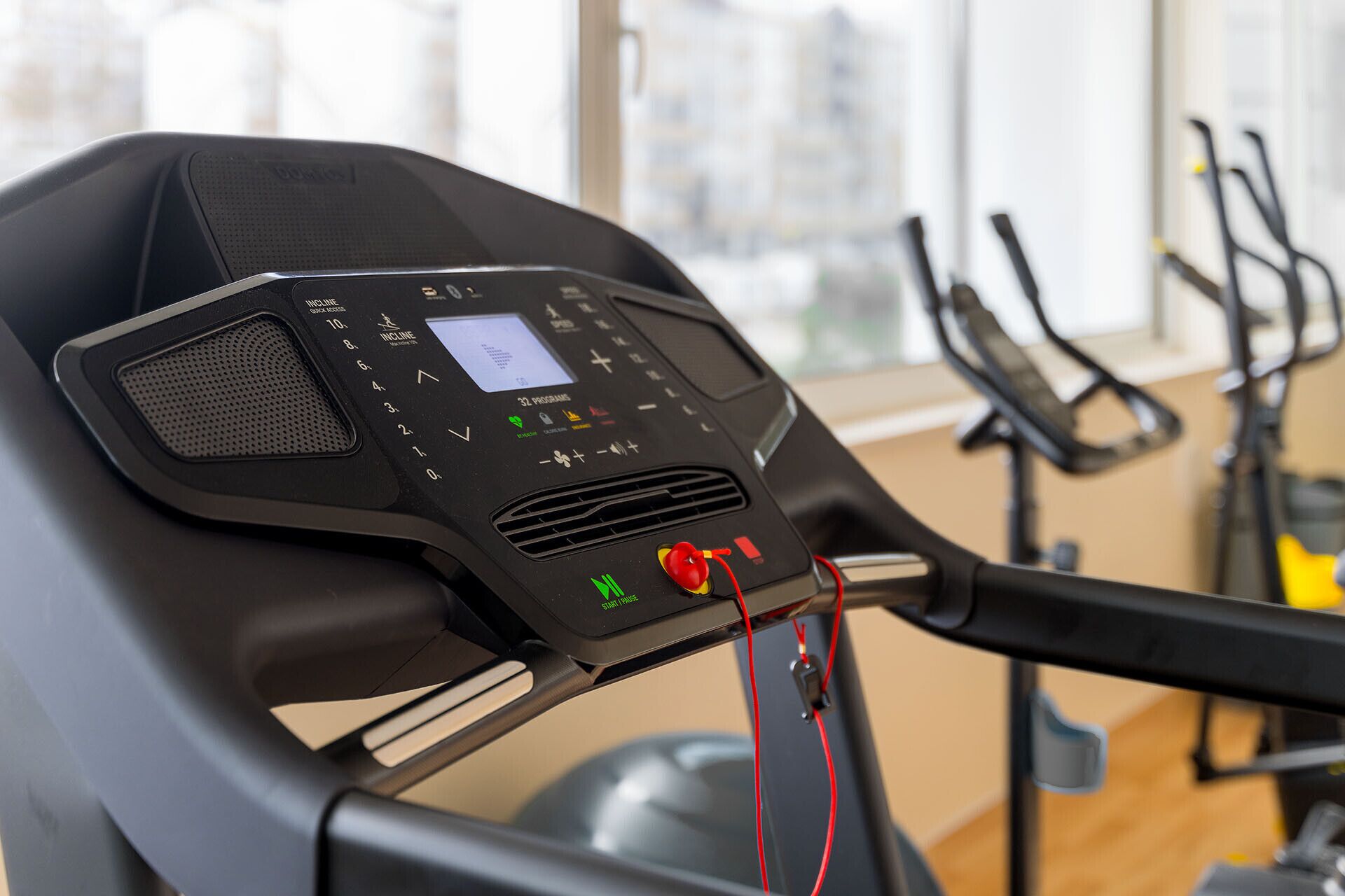 Una bicicleta estática con pantalla digital y panel de control.