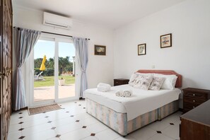 4 bedrooms, bed sheets
