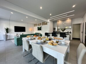 Microwave, dishwasher, coffee/tea maker, cookware/dishes/utensils - Quarteira Deluxe With Pool by Homing (Loulé)