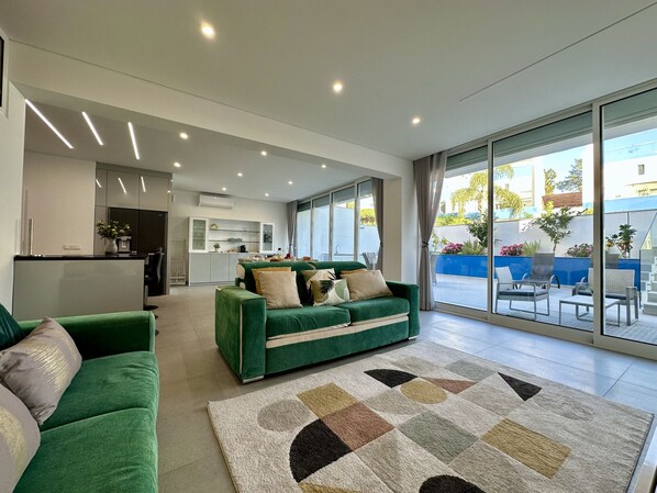 Living room - Quarteira Deluxe With Pool by Homing (Loulé)