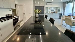 Private kitchen - Quarteira Deluxe With Pool by Homing (Loulé)