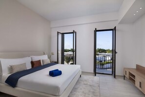 Studio Suite | Brankas, meja kerja, kedap suara, dan setrika/meja setrika