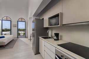 Studio Suite | Private kitchen | Full-size fridge, microwave, coffee/tea maker, cookware/dishes/utensils