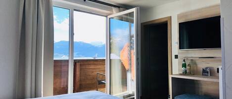 Kahden hengen huone | Tallelokero huoneessa, työpöytä