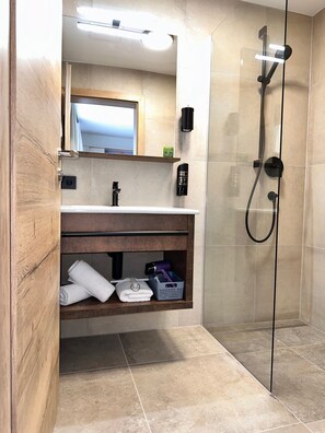 Ducha, artículos de tocador gratuitos, secador de pelo