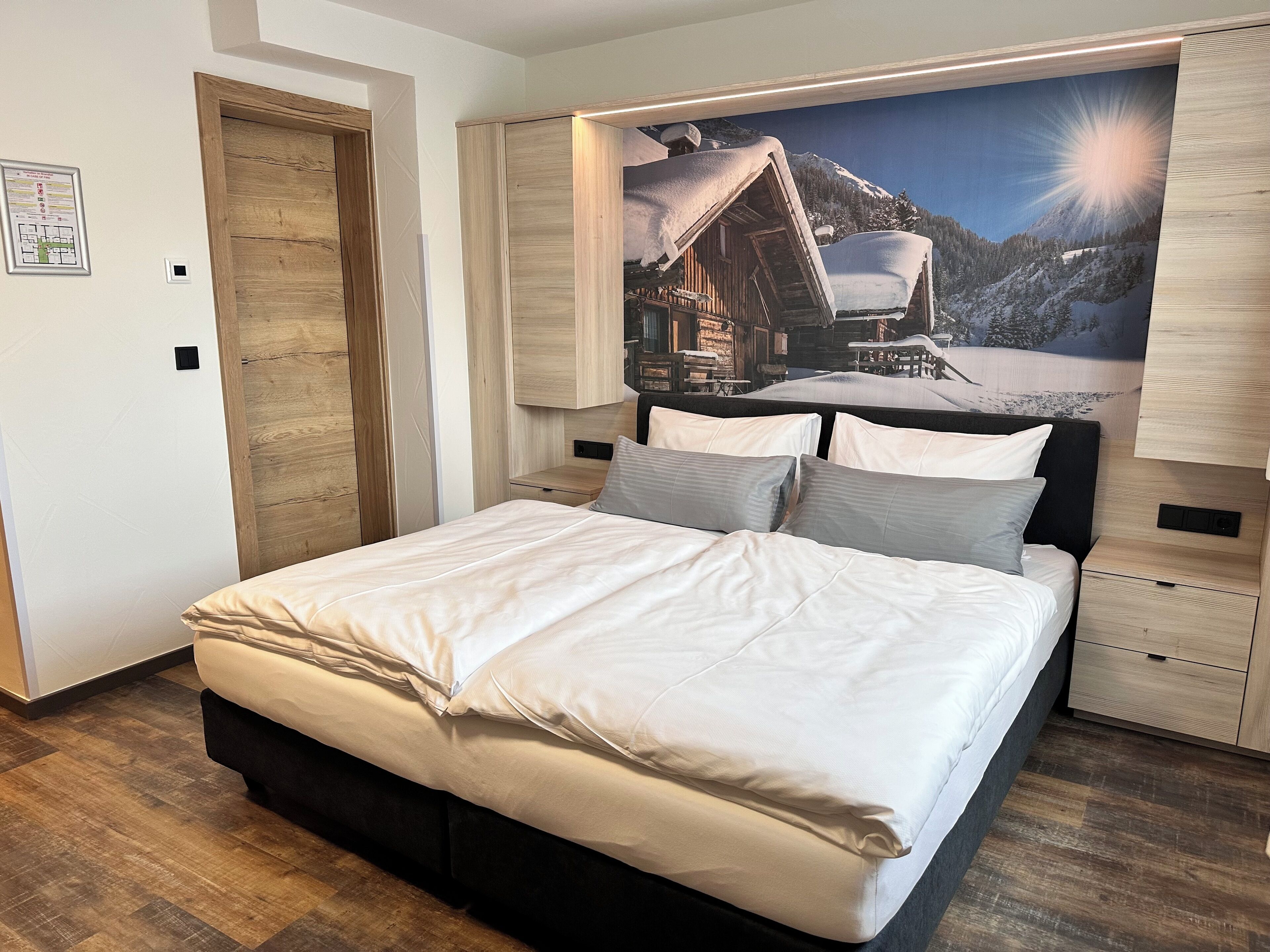 Habitació doble | Caixa forta a l'habitació i escriptori 