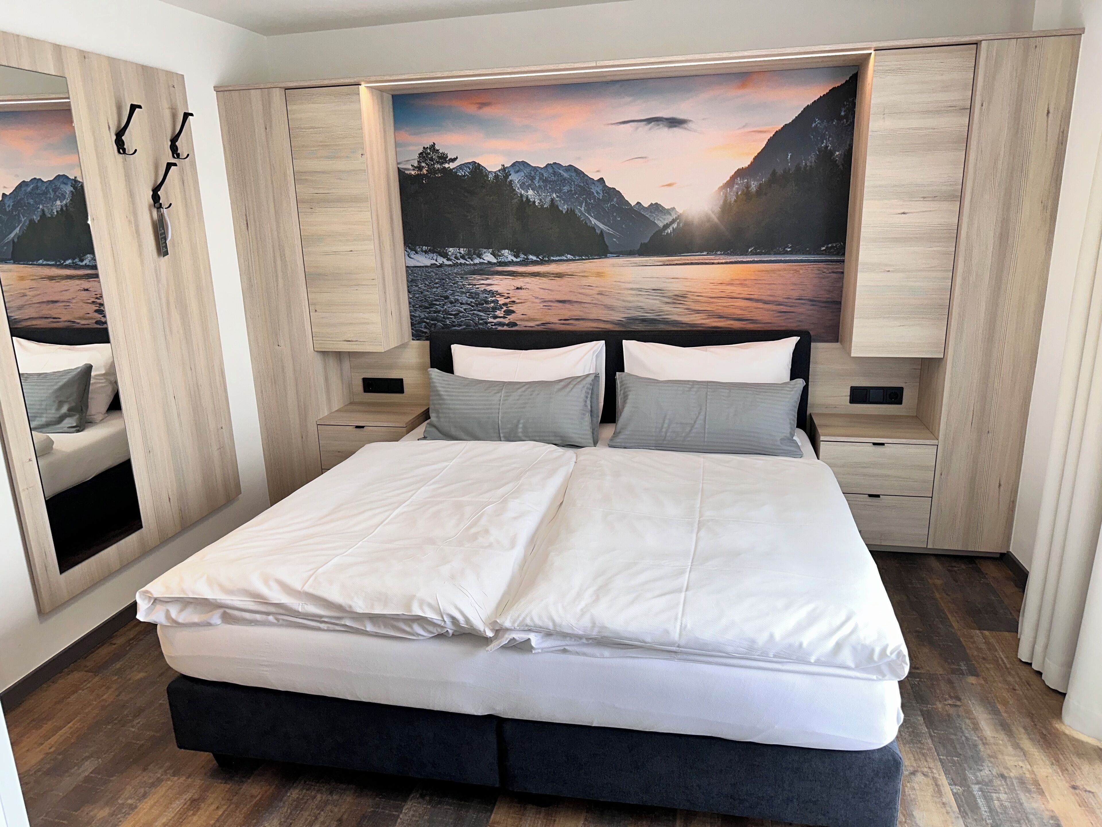 Caja de seguridad en la habitación y escritorio 