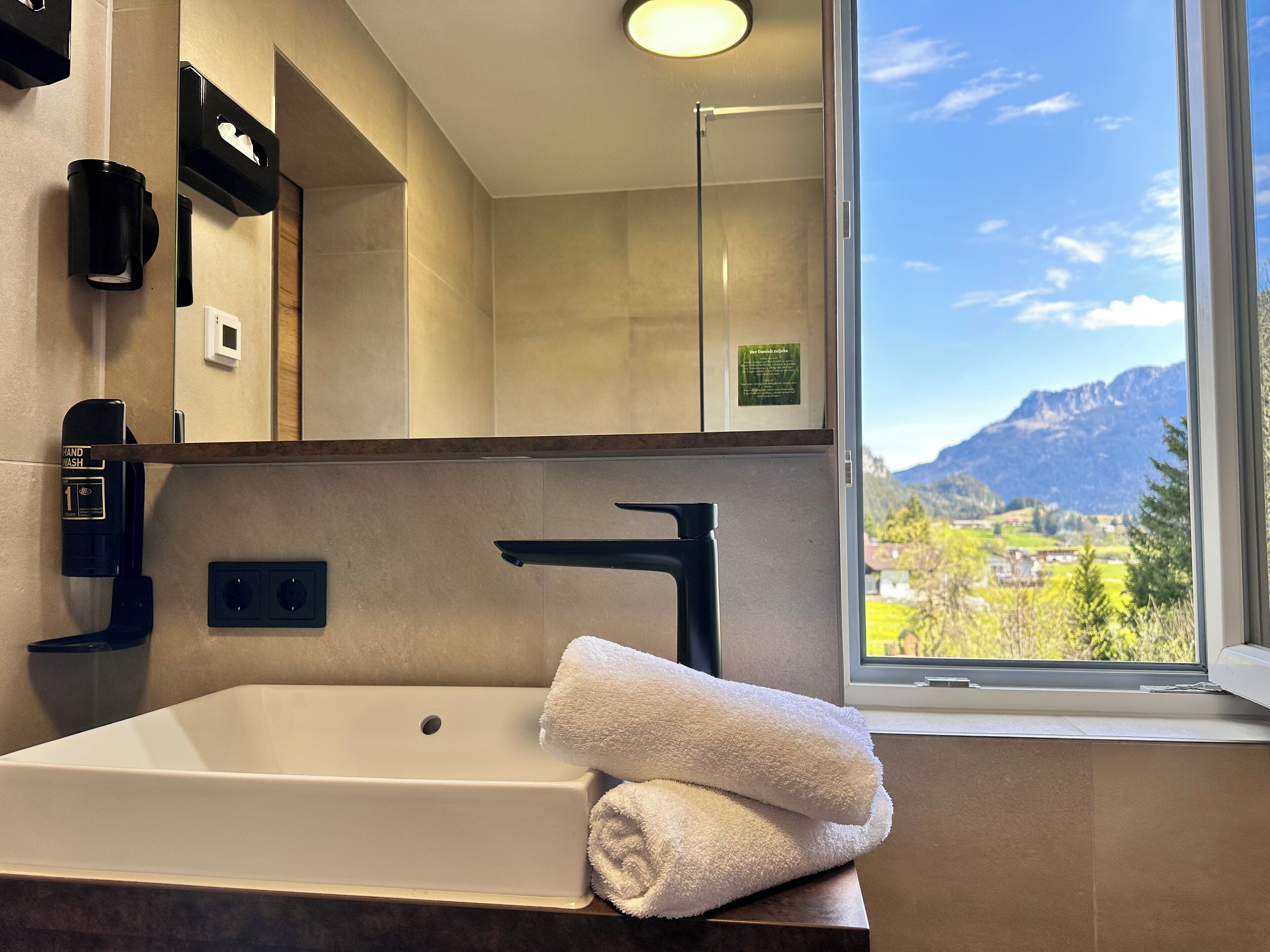 Ducha, artículos de tocador gratuitos, secador de pelo