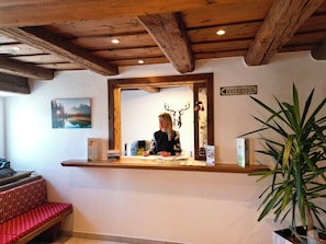 Reception - Hotel Lainbach (Waengle)