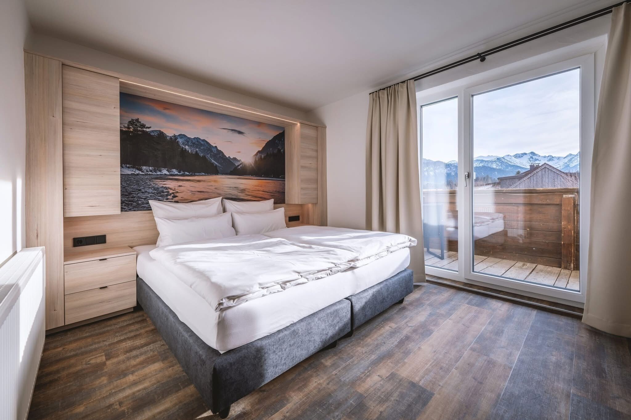 Habitació quàdruple familiar, vistes a la muntanya | Caixa forta a l'habitació i escriptori 