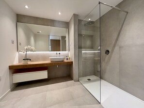 Douche, serviettes fournies