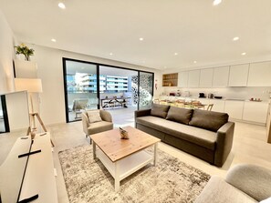 Living room - Lagos Prestige With Pool by Homing (Lagos)