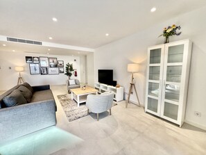 Living room - Lagos Prestige With Pool by Homing (Lagos)