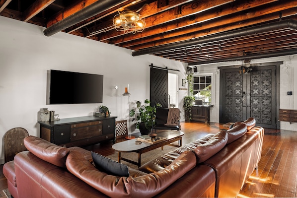 Smart TV, fireplace, books - Unique 2-BDR Historic Warehouse Loft with Terrace and Fireplace ! ! ! (Windsor)