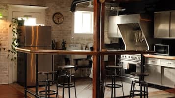 Frigorífico, microondas, horno y placa de cocina