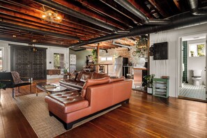 Smart-tv, eldstad och böcker