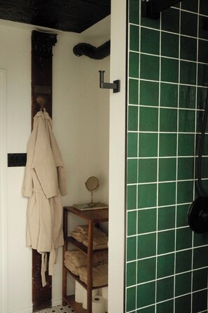 Douche, sèche-cheveux, serviettes fournies, savon