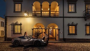 A historic building with a courtyard, a covered entrance, and a balcony. - CICIOSO Boutique Hotel (Évora)