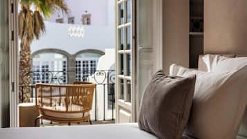 Habitación doble superior, balcón, vista a la ciudad | Artículos del minibar gratis y caja de seguridad en la habitación