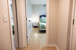 2 bedrooms, iron/ironing board, WiFi, bed sheets - Luxury Garden Retreat – Newly Renovated with High-End Upgrades (Newburgh)