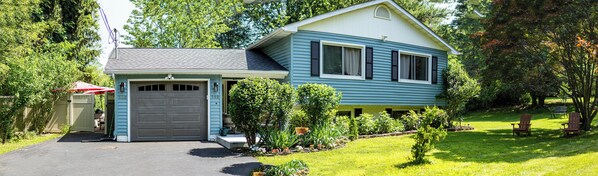Exterior - Luxury Garden Retreat – Newly Renovated with High-End Upgrades (Newburgh)