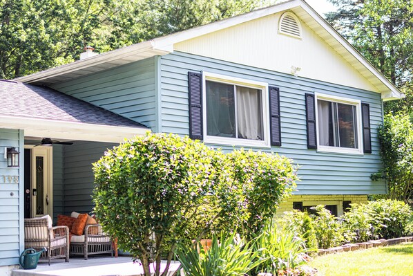 Exterior - Luxury Garden Retreat – Newly Renovated with High-End Upgrades (Newburgh)