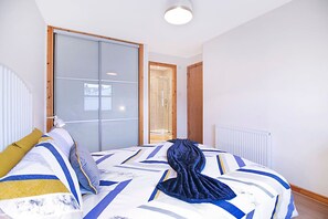 2 bedrooms, desk, iron/ironing board, travel cot