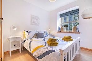 2 habitaciones, escritorio y tabla de planchar con plancha