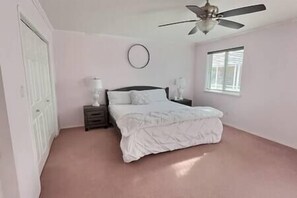 3 habitaciones, escritorio y tabla de planchar con plancha 
