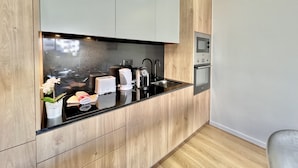 Kaffetrakter/tekoker, mikrobølgeovn og kjøkkenutstyr