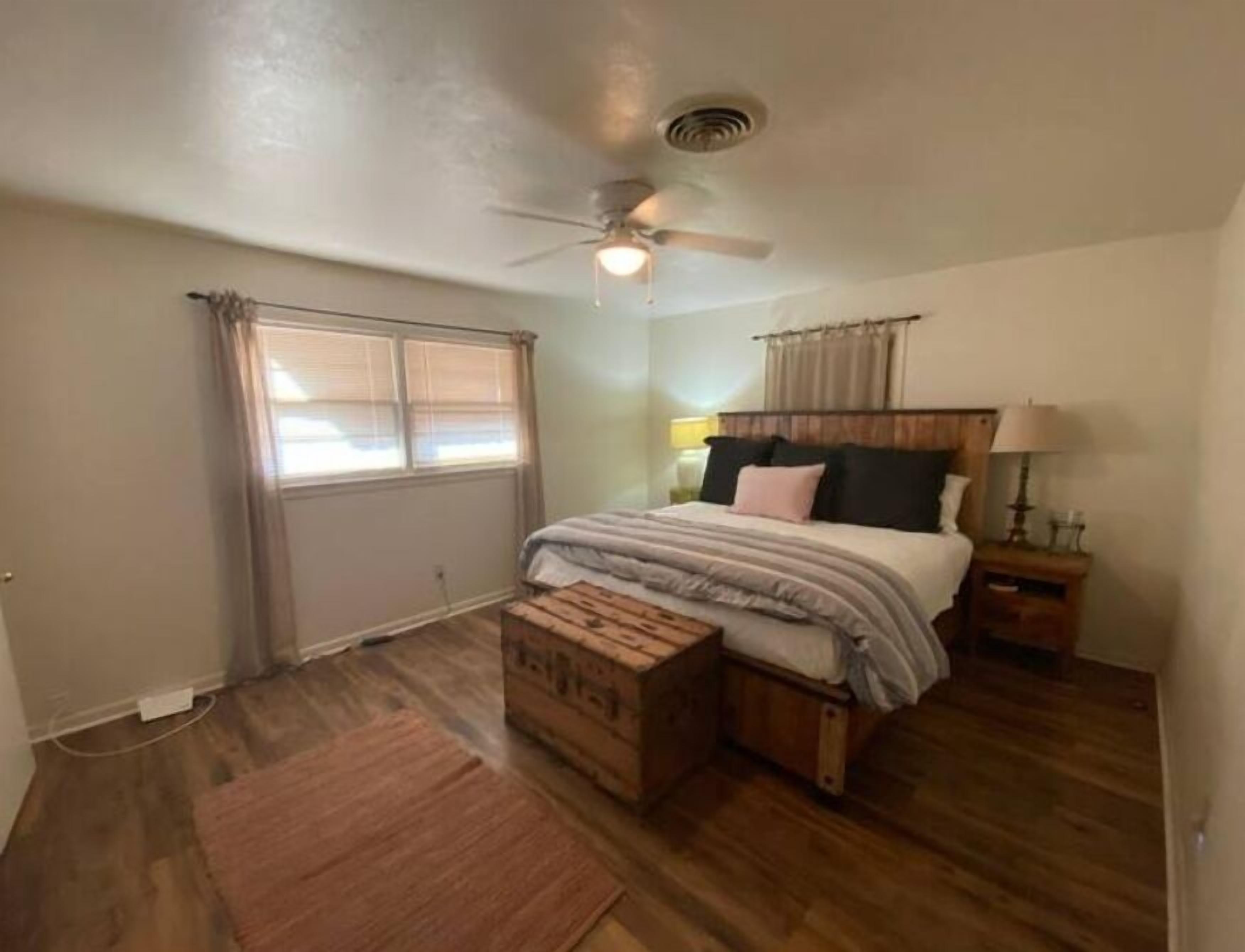 4 bedrooms, iron/ironing board, WiFi, bed sheets