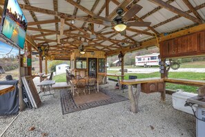 Cabin | Private kitchen | Electric kettle - Cozy Cabin (New Lexington)