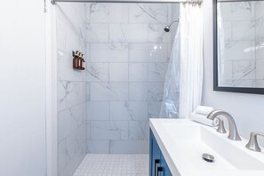 Hair dryer, towels, soap, shampoo - Charming Beachside Studio: King Bed, AC & Full Kitchen (Fort Lauderdale)