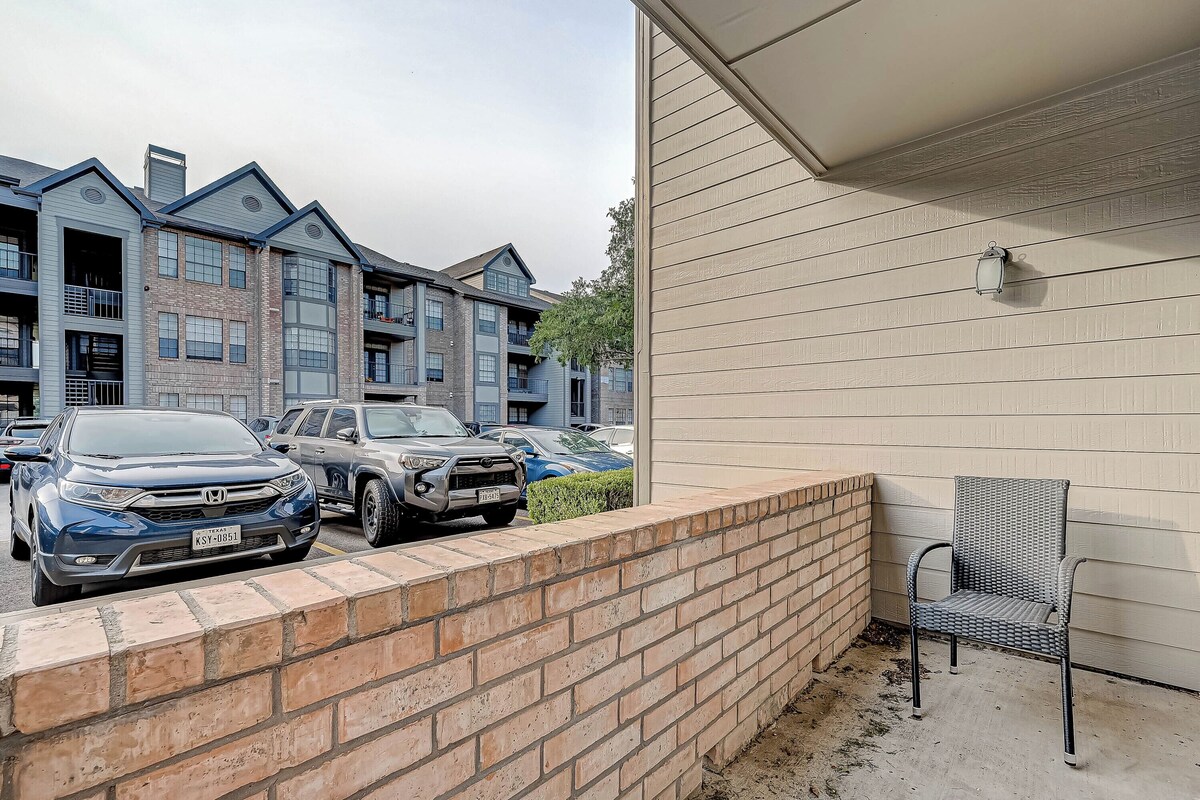 Photo 9 of Modern Furnished Apartment in Houston with Parking and Fast Wi-Fi