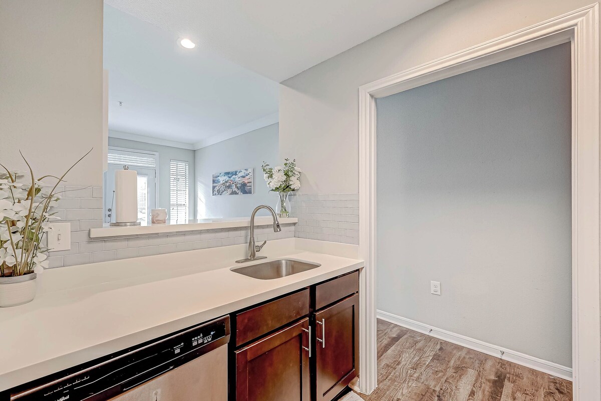 Photo 10 of Modern Furnished Apartment in Houston with Parking and Fast Wi-Fi