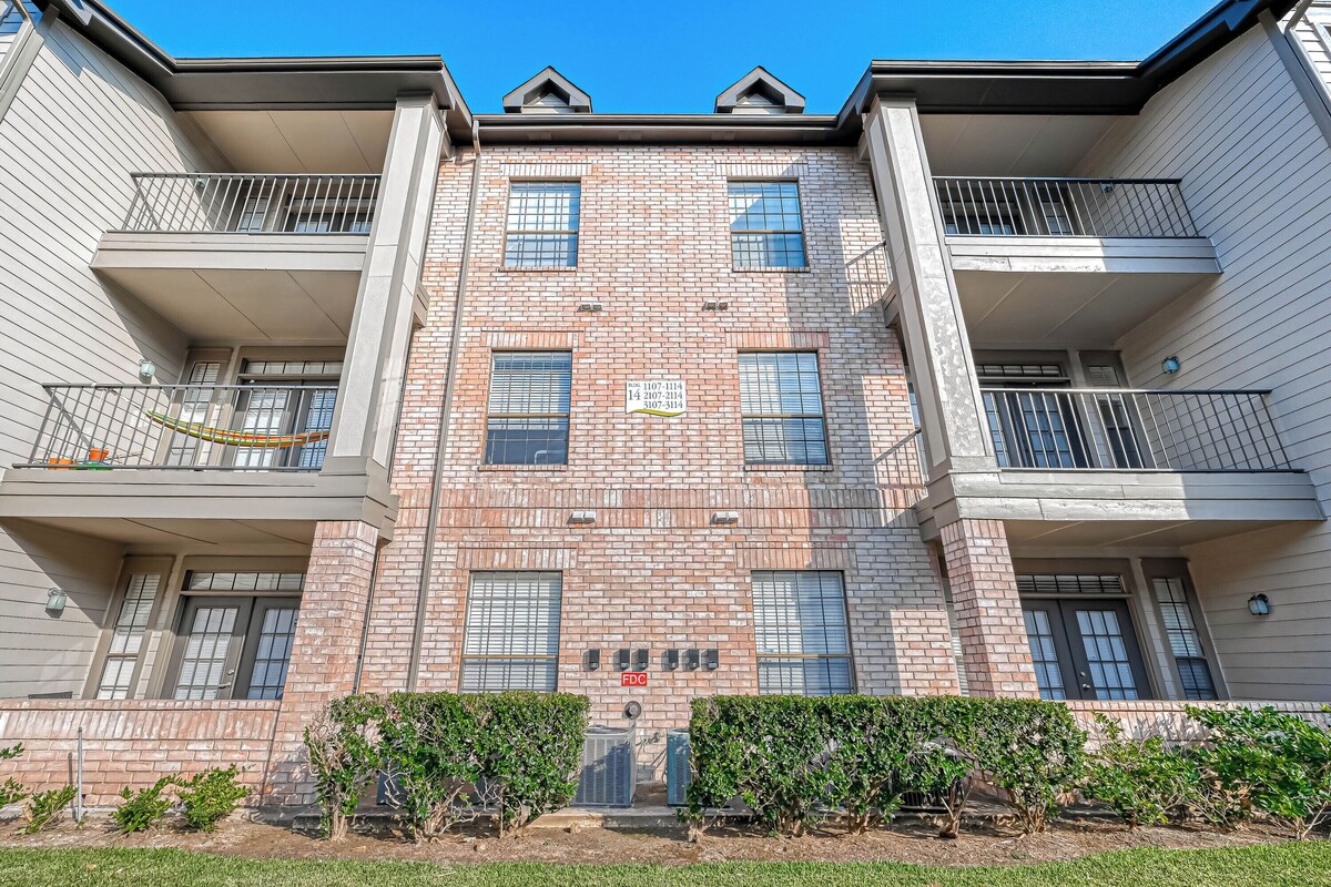 Photo 20 of Modern Furnished Apartment in Houston with Parking and Fast Wi-Fi
