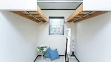 Cribs/infant beds
