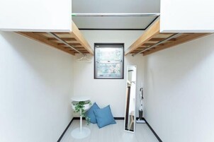 Escritorio y tabla de planchar con plancha 