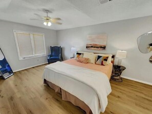 3 bedrooms, iron/ironing board, WiFi, bed sheets - The Wayfarer (Lubbock)