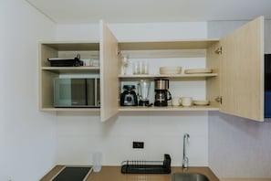 Refrigerador, microondas, cafetera y tetera y utensilios de cocina