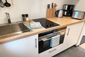 Refrigerador, horno, parrilla de estufa y cafetera y tetera 