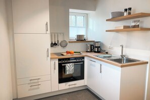 ثلاجة، فرن، موقد طهي مسطح، ماكينة لصنع القهوة/الشاي