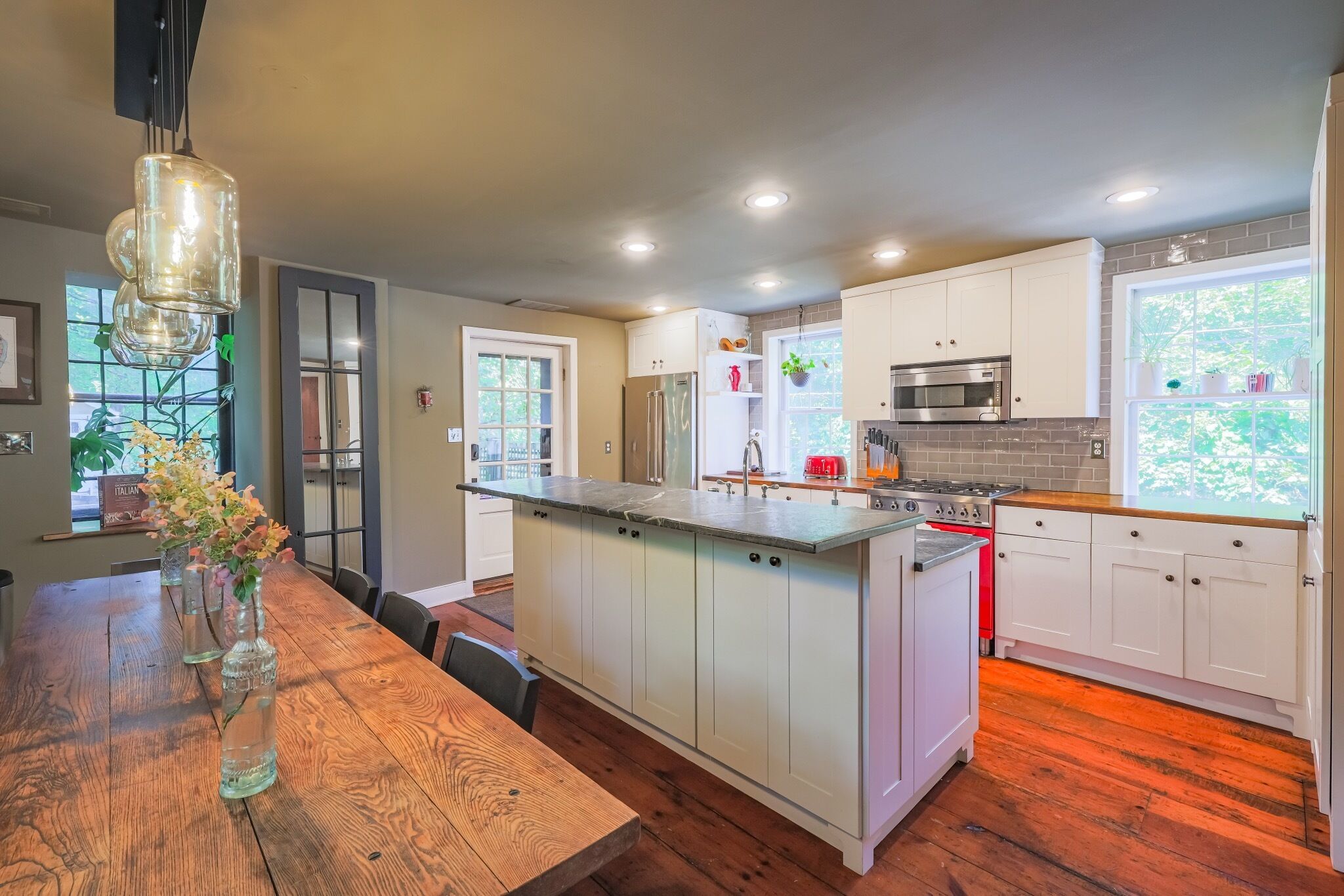 冷蔵庫、電子レンジ、オーブン、コンロ