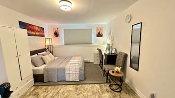 1 bedroom, desk, free WiFi, bed sheets