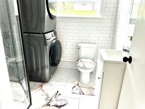 Serviettes fournies, savon, shampooing, papier de toilette
