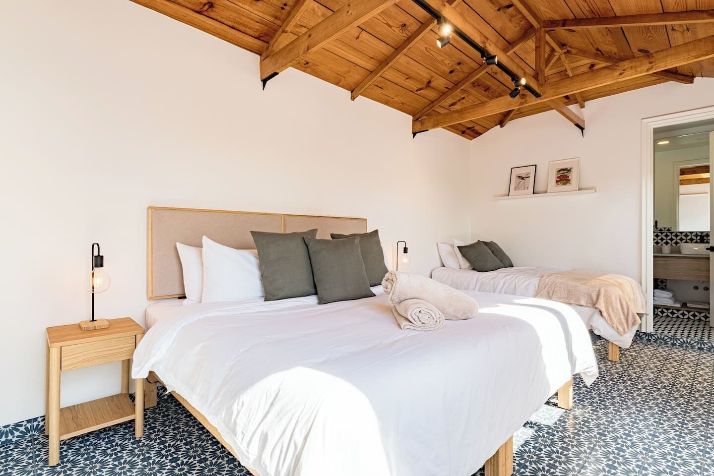 Zimmersafe, Schreibtisch, Bügeleisen/Bügelbrett, Reisekinderbett