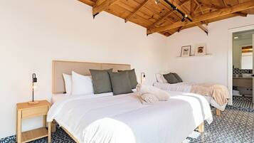 Zimmersafe, Schreibtisch, BĂŒgeleisen/BĂŒgelbrett, Reisekinderbett