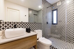 Dusj, hårføner, håndklær og såpe