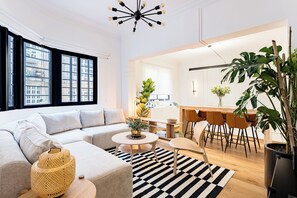 Smart TV, books, stereo